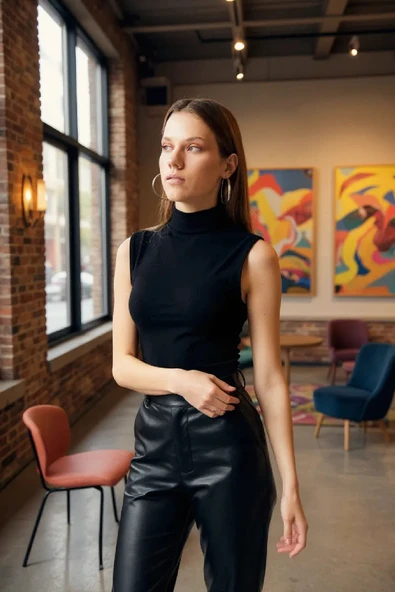 Kadın Siyah Kolsuz Balıkçı Yaka Basic Bluz - Resim 2