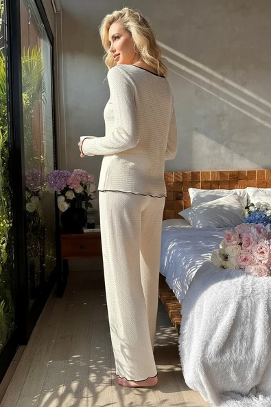 Kadın Beyaz Örme Kumaş V Yaka Düğmeli Rahat Şık Pijama Takımı - Resim 6