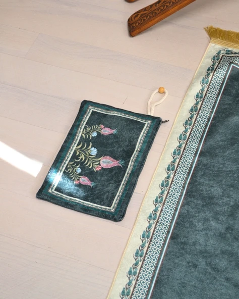 Pratik ve Taşınabilir İpek Dokulu Çantalı Seccade Lale Desenli Yeşil  Fermuarlı - Resim 2