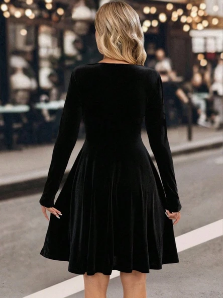 Kadın Uzun Kollu Kruvaze Yakalı Toka Detaylı Mini Kadife Elbise - Resim 3