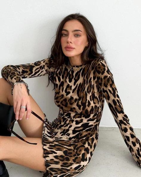 Kadın Uzun Kollu Sırtı Açık Bağlamalı Leopar Desenli Kısa Dalgıç Elbise - Resim 2