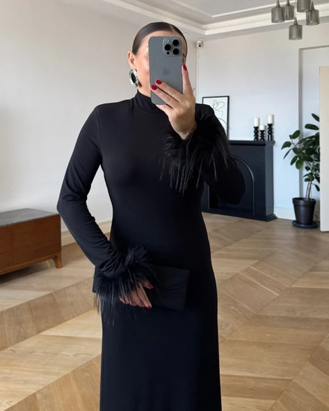 Kadın Uzun Kollu Balıkçı Yaka Kol Ağzı Tüy Detaylı Uzun Krep Elbise - Resim 2