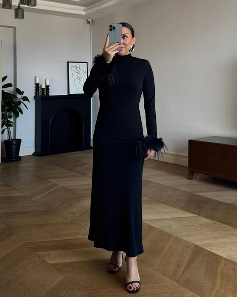 Kadın Uzun Kollu Balıkçı Yaka Kol Ağzı Tüy Detaylı Uzun Krep Elbise - Resim 3