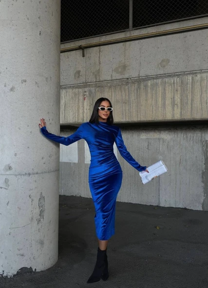 Kadın Uzun Kollu Yarım Balıkçı Yaka Büzgü Detay Kadife Kumaş Elbise ürün görseli 1