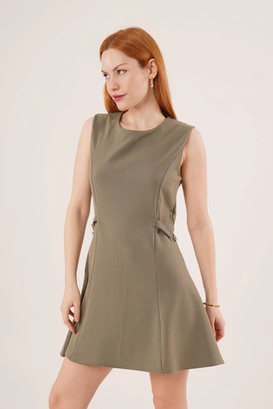 Yanları Zincir Detaylı Sıfır Kol Haki Mini Elbise - Resim 4
