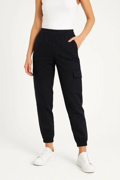 Kadın Siyah Jogger Eşofman Altı Rahat Kalıp, Kargo Cepli,  Lastikli Paça, Günlük Spor Pantolon - Siyah - Resim 7
