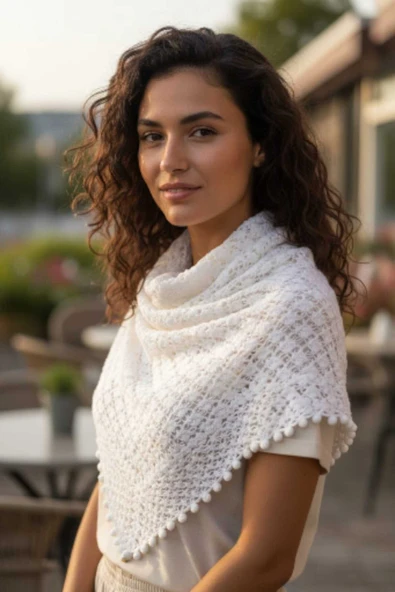 Örgü Desenli Üçgen Beyaz Püsküllü Omuz Şalı - Resim 2