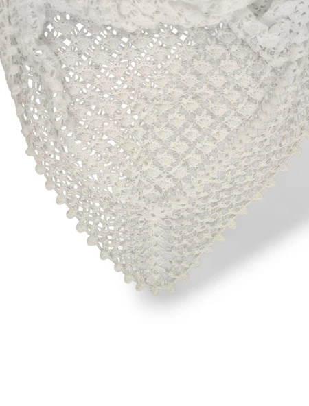 Örgü Desenli Üçgen Beyaz Püsküllü Omuz Şalı - Resim 4