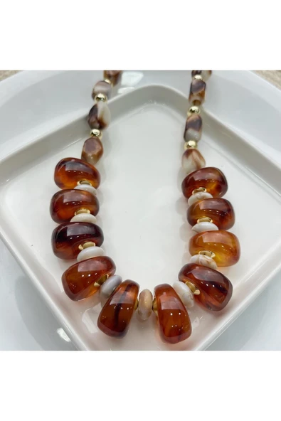 nesdesign Kahverengi ve Krem Boncuklu Gold Detaylı Şık Akrilik Kolye - Resim 2