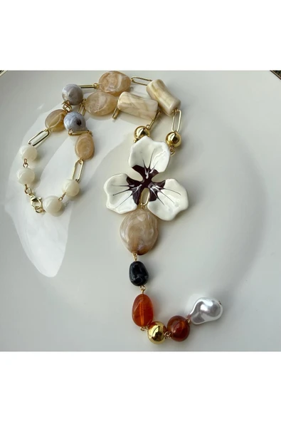 nesdesign ZR Beyaz Çiçekli Akrilik Boncuk Y Kolye (51cm) - Resim 3