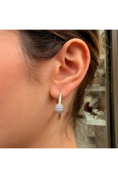 nesdesign Ortası Taşlı Top Detaylı Gold Dokulu Halka Küpe ürün görseli 1