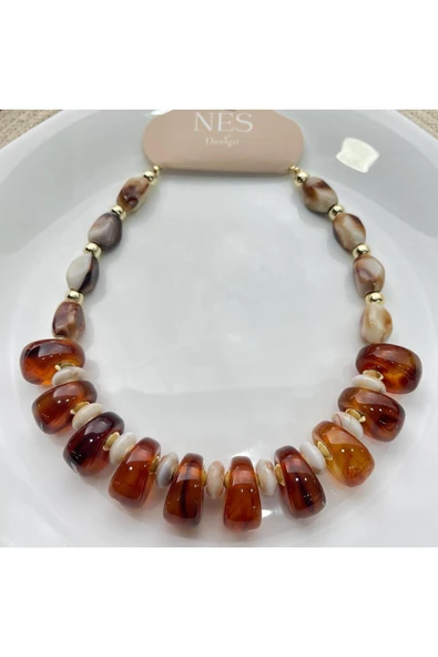 nesdesign Kahverengi ve Krem Boncuklu Gold Detaylı Şık Akrilik Kolye ürün görseli 1