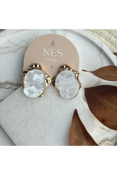 nesdesign Beyaz Sedefli Asimetrik Gold Plaka Küpe ürün görseli 1