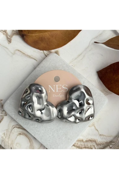 nesdesign Dokulu Eskitme Gümüş Rengi Kalp Küpe ürün görseli 1