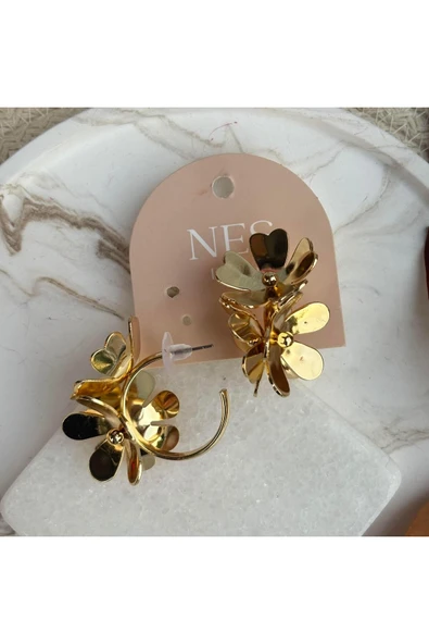 nesdesign Gold Üç Çiçekli Yarım Halka Küpe ürün görseli 1