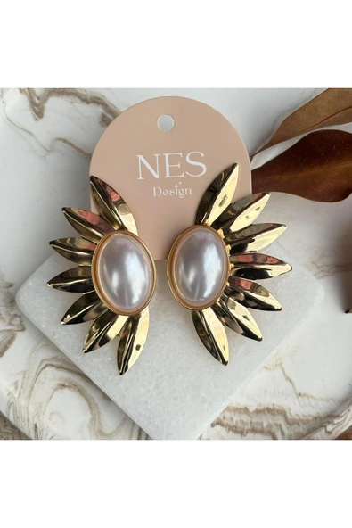 nesdesign Beyaz Yarım Çiçek Gold Küpe ürün görseli 1