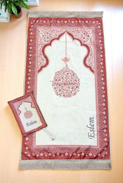 Nakış İşlemeli İsimli Kadife İpek Dokulu Mihrap Desenli Keseli İnci Tesbihli Seccade Kırmızı - Resim 6