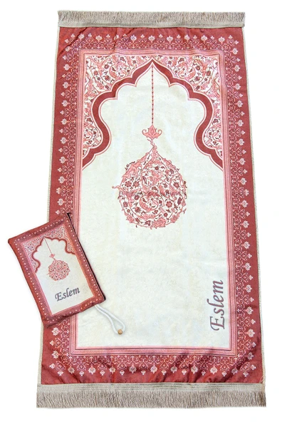 Nakış İşlemeli İsimli Kadife İpek Dokulu Mihrap Desenli Keseli İnci Tesbihli Seccade Kırmızı - Resim 8