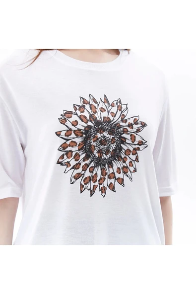 defy's KADIN YIRTMAÇ VE BASKI DETAYLI KISA KOLLU TİŞÖRT - Resim 3