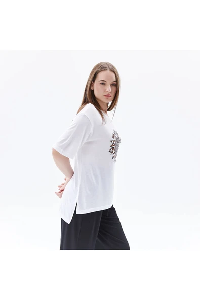 defy's KADIN YIRTMAÇ VE BASKI DETAYLI KISA KOLLU TİŞÖRT - Resim 2