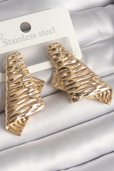 Pirinç Gold Renk İşleme Detaylı Katlanmış Kare Plaka Model Kadın Küpe - TJ-BKP10261 ürün görseli 1