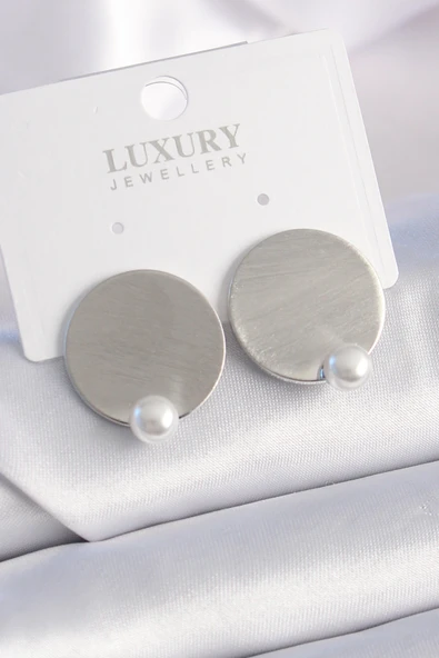 Pirinç Gümüş Renk Plaka Model İnci Detay Kadın Küpe - TJ-BKP9526 ürün görseli 1