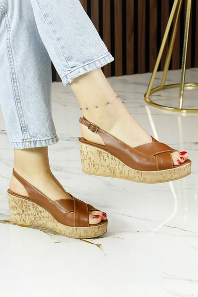 Erkan Saçmacı Luna Kahverengi Hakiki Dana Derisi Çapraz Bantlı Mantar Taban Görünümlü Dolgu Topuklu Sandalet ürün görseli 1