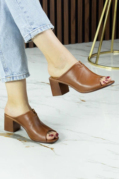 Erkan Saçmacı Valery Kahverengi Hakiki Dana Derisi Önü Açık Kalın Topuklu Terlik ürün görseli 1