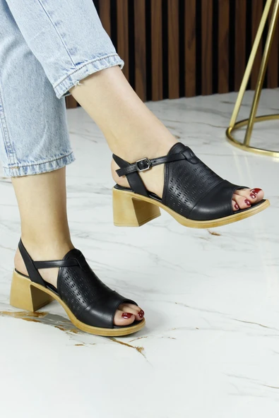 Erkan Saçmacı Amanda Siyah Hakiki Dana Derisi Kesik Detaylı Ayarlanabilir Tokalı Kalın Topuklu Günlük Sandalet ürün görseli 1