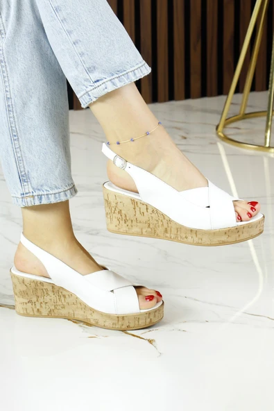 Erkan Saçmacı Luna Beyaz Hakiki Dana Derisi Çapraz Bantlı Mantar Taban Görünümlü Dolgu Topuklu Sandalet ürün görseli 1