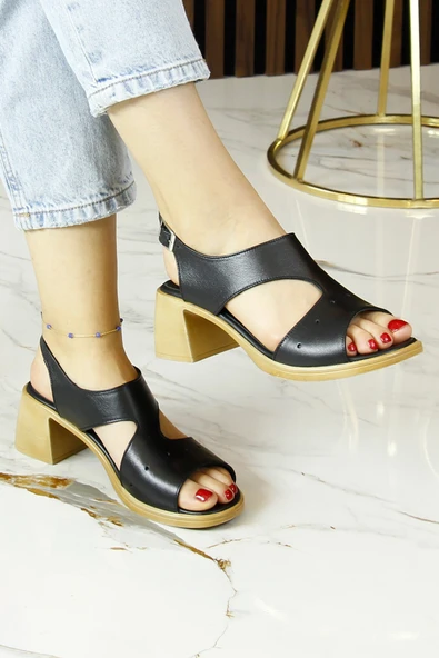 Erkan Saçmacı Ofelia Siyah Hakiki Dana Derisi Delik Detaylı Tokalı Kalın Topuklu Rahat Günlük Sandalet ürün görseli 1