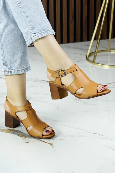 Erkan Saçmacı Svajone Taba Hakiki Dana Derisi Kesik Detaylı Tokalı Kalın Topuklu Rahat Günlük Sandalet ürün görseli 1