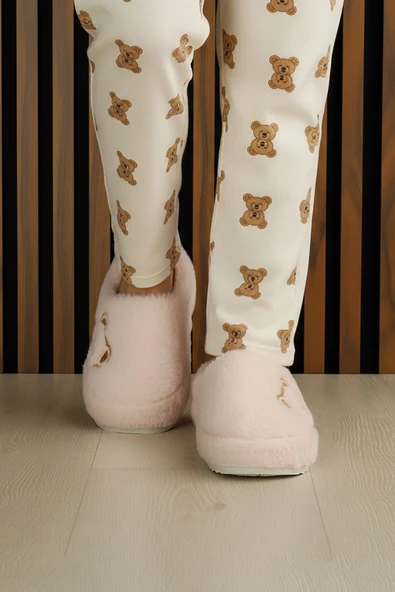 Erkan Saçmacı  Clara Pudra Pelüş - DAR KALIP - Ayıcık Desenli Kalın Düz Tabanlı Sessiz Kadın Ev Terliği ürün görseli 1