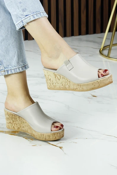 Erkan Saçmacı Fitoria Vizon Hakiki Dana Derisi Önü Açık Mantar Taban Görünümlü Dolgu Topuklu Terlik ürün görseli 1