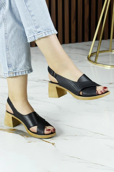 Erkan Saçmacı Seras Siyah Hakiki Dana Derisi Çapraz Bantlı Delik Detaylı Kalın Topuklu Günlük Sandalet ürün görseli 1