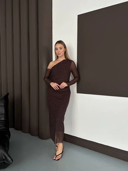 Tek Omuz Detaylı Işıltılı Drapeli Midi Elbise - Resim 4