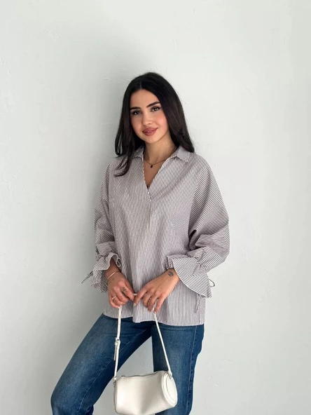 Kadın Arkası Asimetrik Yırtmaç Kesim Detaylı Cizgili Bluz Gömlek - Gri - Resim 4
