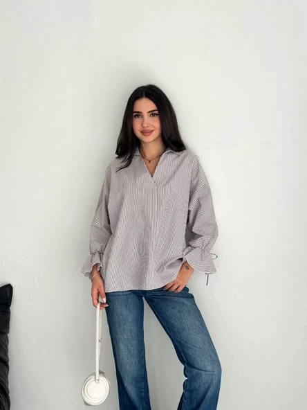 Kadın Arkası Asimetrik Yırtmaç Kesim Detaylı Cizgili Bluz Gömlek - Gri ürün görseli 1