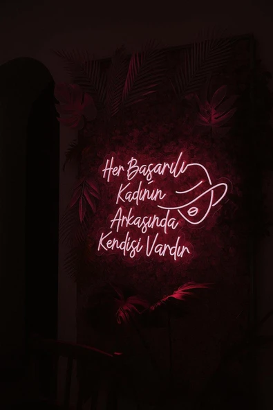 Magnetfoto Her Başarılı Kadının Arkasında Kendisi Vardır Yazılı Pembe Neon LED Işıklı Duvar Dekoru 70x70 ürün görseli 1