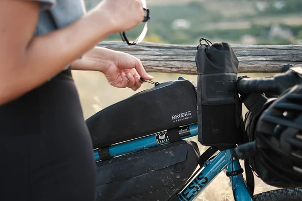 Brooks Scape Top Tube Long Kadro Üstü Uzun Çanta 1.5LT Siyah - Resim 6