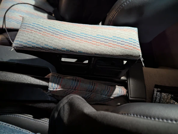 BMW E30 kol dayama yeri, bardak tutuculu - 6912116 - Resim 2