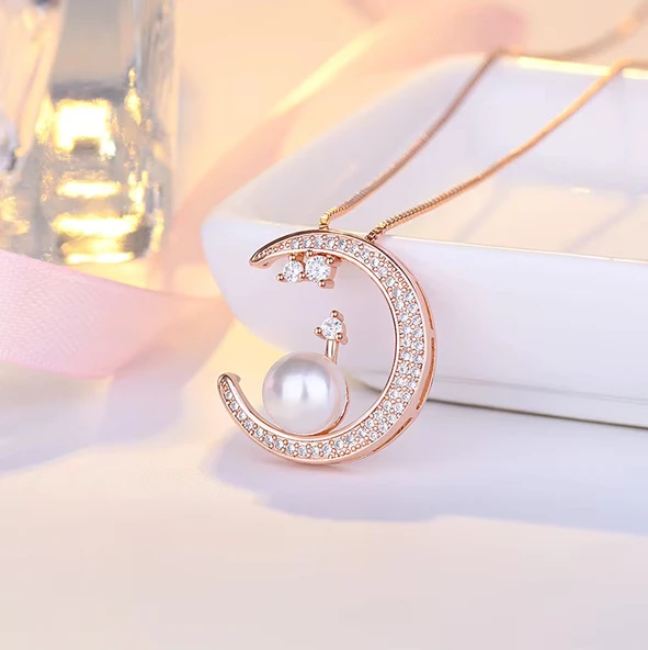 925 Ayar Gümüş Üzeri 14 Ayar Rose Altın Kaplama İnci ve Taşlı Ay Figürlü Kadın Kolye - Resim 5