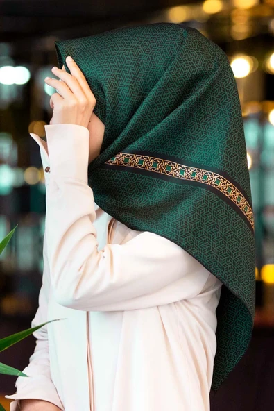 % 57 İPEK % 43 VİSKON Twill İpek Geometrik Desenli Zümrüt Yeşili - Siyah Renkli 90x90 Eşarp Dikim Şekli : El Dikişi ürün görseli 1