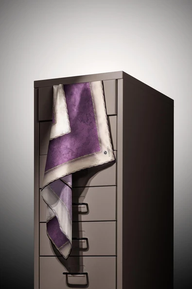 % 57 İPEK % 43 VİSKON Twill İpek Dokulu Geometrik Desenli Lila - Bej Renkli 90x90 Eşarp Dikim Şekli : El Dikişi - Resim 3