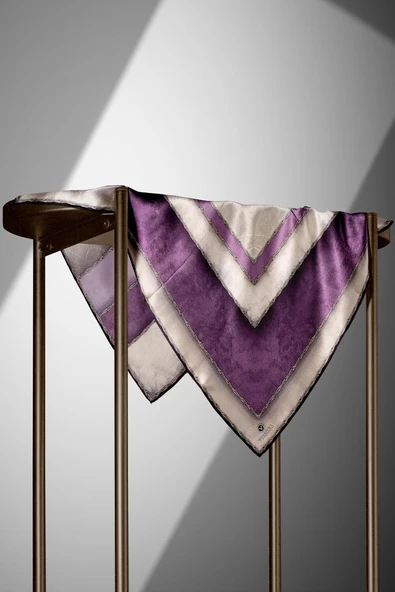 % 57 İPEK % 43 VİSKON Twill İpek Dokulu Geometrik Desenli Lila - Bej Renkli 90x90 Eşarp Dikim Şekli : El Dikişi - Resim 4