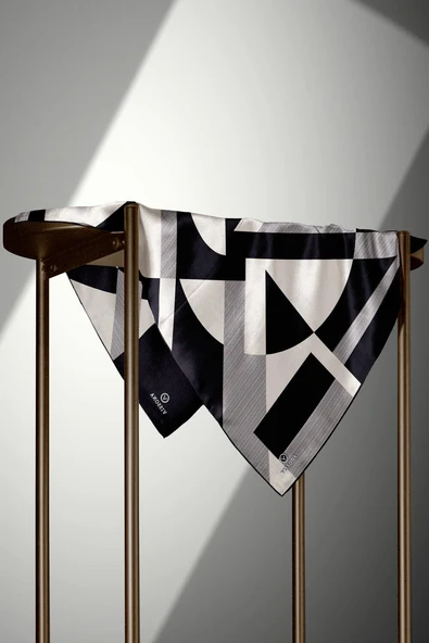 %100 Twill İpek Geometrik Çizgi Desenli Siyah - Krem Renkli 90x90 Eşarp Kenar Dikiş Şekli El Dikişli - Resim 4