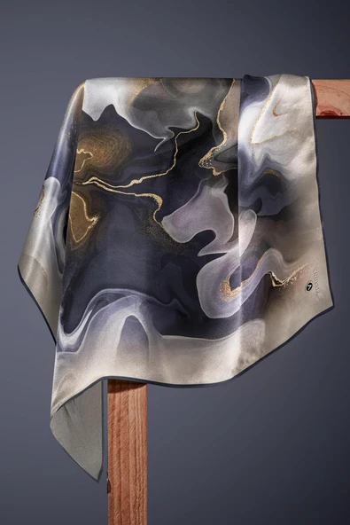 %100 Twill İpek Batik Desenli Lacivert - Camel Renkli 90x90 Eşarp Dikim Şekli : El Dikişi - Resim 5