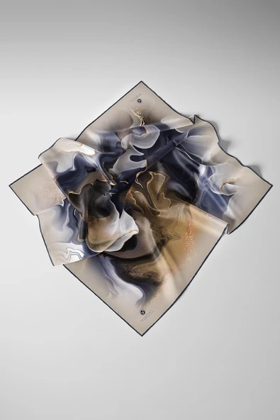 %100 Twill İpek Batik Desenli Lacivert - Camel Renkli 90x90 Eşarp Dikim Şekli : El Dikişi - Resim 6