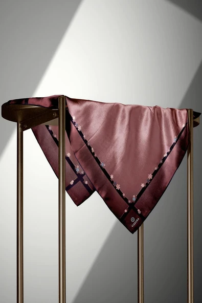 %100 Twill İpek Kenar Motifi Çiçek Desenli Gül Kurusu - Siyah Renkli 90x90 Eşarp Dikim Şekli : El Dikişi - Resim 3