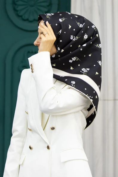 % 57 İPEK % 43 VİSKON Twill İpek Çıtır Çiçek Desenli Siyah - Gri Renkli 90x90 Eşarp Dikim Şekli : El Dikişi ürün görseli 1